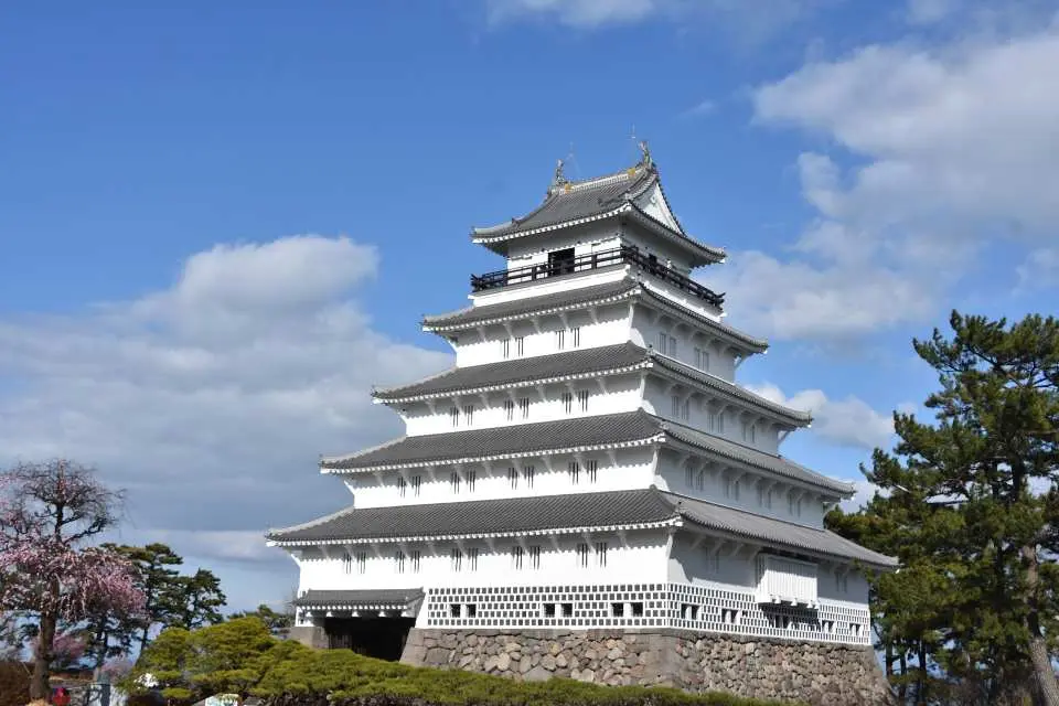 築城400年越え！青い空によく映える真っ白な天守閣