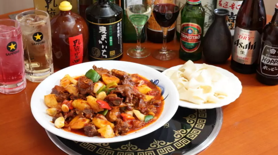我們推薦「新疆燉雞」。雞肉和馬鈴薯慢燉而成，淋在麵條上。軟嫩的食材和鮮美的湯汁包裹著麵條，帶來絕妙的口感。我們也推薦「烤餅炒羊肉」。炒羊肉和蔬菜的香味滲入烤餅中，讓您充分品嚐到食材的美味。
