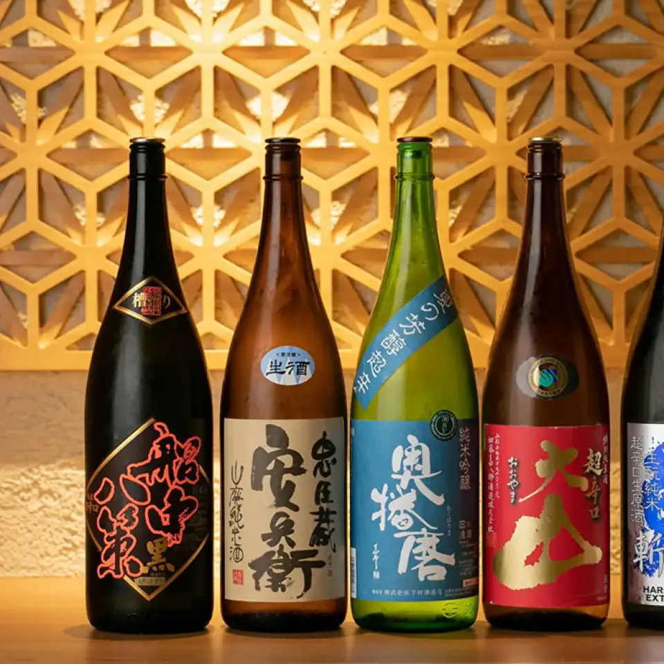 店主精心挑选来自日本各地的清酒，只为搭配鲔鱼料理。我们常备20余种顶级清酒，均来自新潟、山形、广岛等地的知名酒厂。从清爽干冽到醇厚浓郁，我们应有尽有。我们会根据每道菜推荐最适合的清酒，打造完美搭配，满足您的味蕾。此外，我们也供应季节限定款清酒，精心甄选，即使是最挑剔的顾客也会赞不绝口。