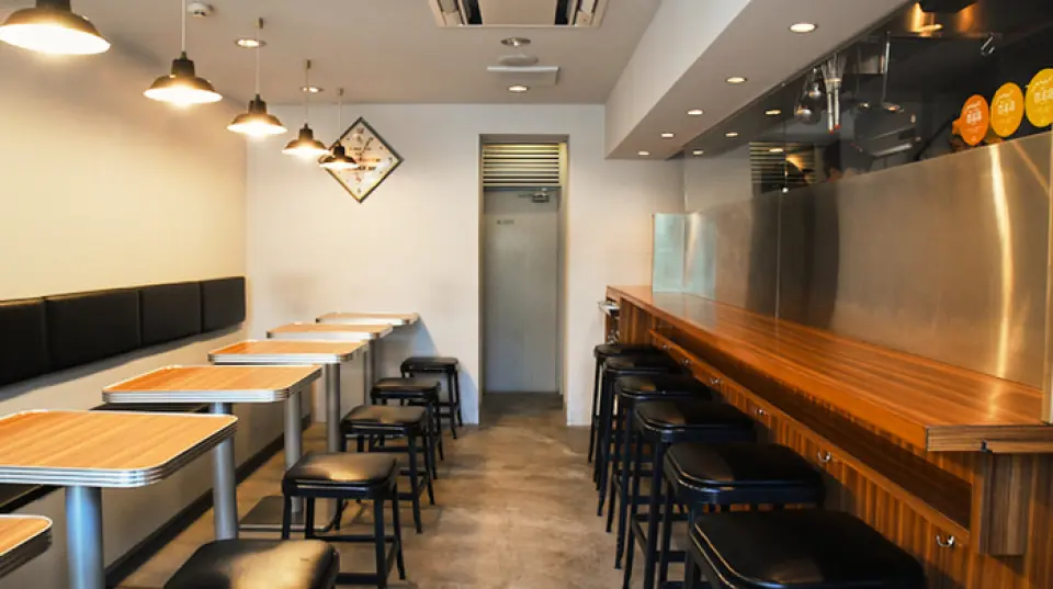 CURRY_UP® ได้รับการตั้งชื่อโดยนักร้องชาวอเมริกัน ฟาร์เรลล์ วิลเลียมส์ ตัวร้านตกแต่งด้วยกระจกอันน่าประทับใจ สร้างบรรยากาศหรูหรา ภายในร้านเรียบง่ายทันสมัยโทนสีเทา ให้ความรู้สึกผ่อนคลายเหมือนนั่งร้านกาแฟ ต่างจากร้านแกงกะหรี่ทั่วไป มีที่นั่งทั้งแบบเคาน์เตอร์และโต๊ะ รองรับลูกค้าได้หลากหลาย ตั้งแต่ลูกค้ารายบุคคลไปจนถึงกลุ่มใหญ่ นอกจากนี้ยังมีเครื่องดื่มพิเศษอย่าง ลัสซี กาแฟ ชา และเครื่องดื่มอื่นๆ ให้เลือกซื้อกลับบ้าน เหมาะอย่างยิ่งสำหรับการเดินเล่นในย่านฮาราจูกุ