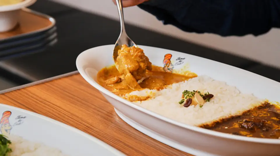CURRY_UP® ร้านแกงกะหรี่ที่ผลิตโดย NIGO® ทั้งหมด เป็นร้านยอดนิยมที่นักดนตรี ศิลปิน และบุคคลสำคัญทางวัฒนธรรมจากนานาชาติต่างแวะเวียนมาเยี่ยมเยือน ร้านนี้เชี่ยวชาญด้านแกงกะหรี่ไร้สารปรุงแต่ง ปรุงด้วยเครื่องเทศสูตรเฉพาะ เมนูทั้งแปดรายการใช้รูซ์สูตรเฉพาะที่แตกต่างกัน เพื่อให้ได้รสชาติต้นตำรับอย่างแท้จริง เครื่องปรุงรสโฮมเมดประกอบด้วยหัวไชเท้าเชอร์รี่ หัวไชเท้าดอง และชิโซะเขียว แกงกะหรี่คั้นน้ำออกให้มากที่สุด เพื่อเพิ่มรสชาติให้เข้มข้นยิ่งขึ้น