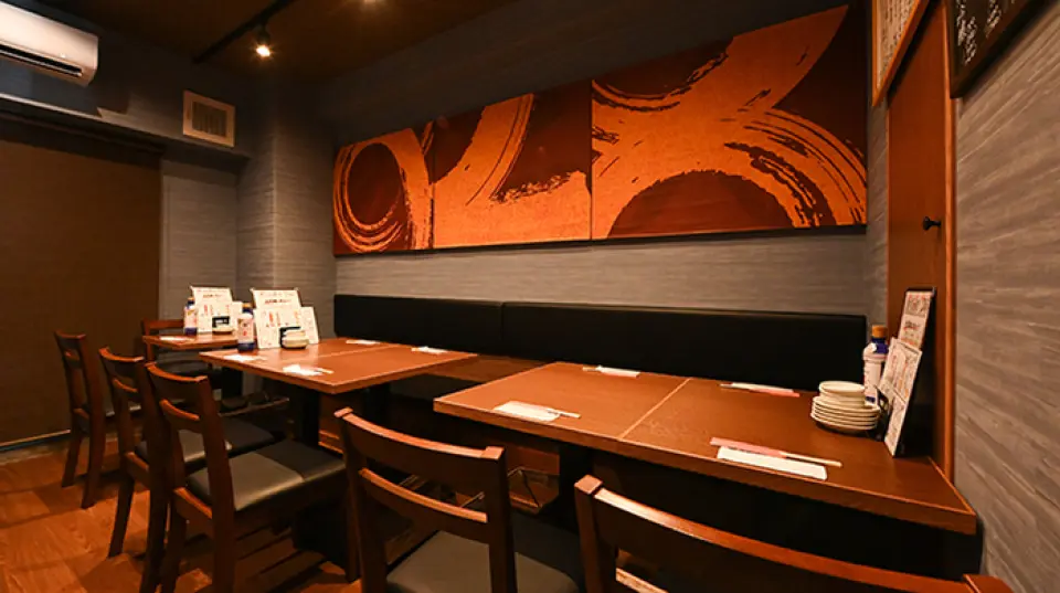 Our restaurant is conveniently located just 3 minutes from Shintomicho Station and 5 minutes from Hatchobori Station. The interior is a chic and stylish space that exudes the warmth of wood, and you can enjoy the live atmosphere that only an open kitchen can provide. In addition to a counter and standing seating that is comfortable for solo diners, we also have comfortable table seating that can accommodate up to 11 people. Please use it for a wide range of occasions, from after-work drinks to entertaining clients or drinking parties.