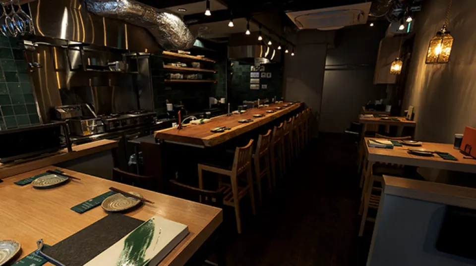 Our restaurant is easily accessible, just a 3-minute walk from Shinjuku-Sanchome Station. The restaurant boasts a modern atmosphere, making it the perfect space for casual occasions like dates and girls' nights. We offer comfortable counter seating for couples, as well as two tables that can accommodate up to four people. Come and enjoy a pleasant meal with your loved ones.