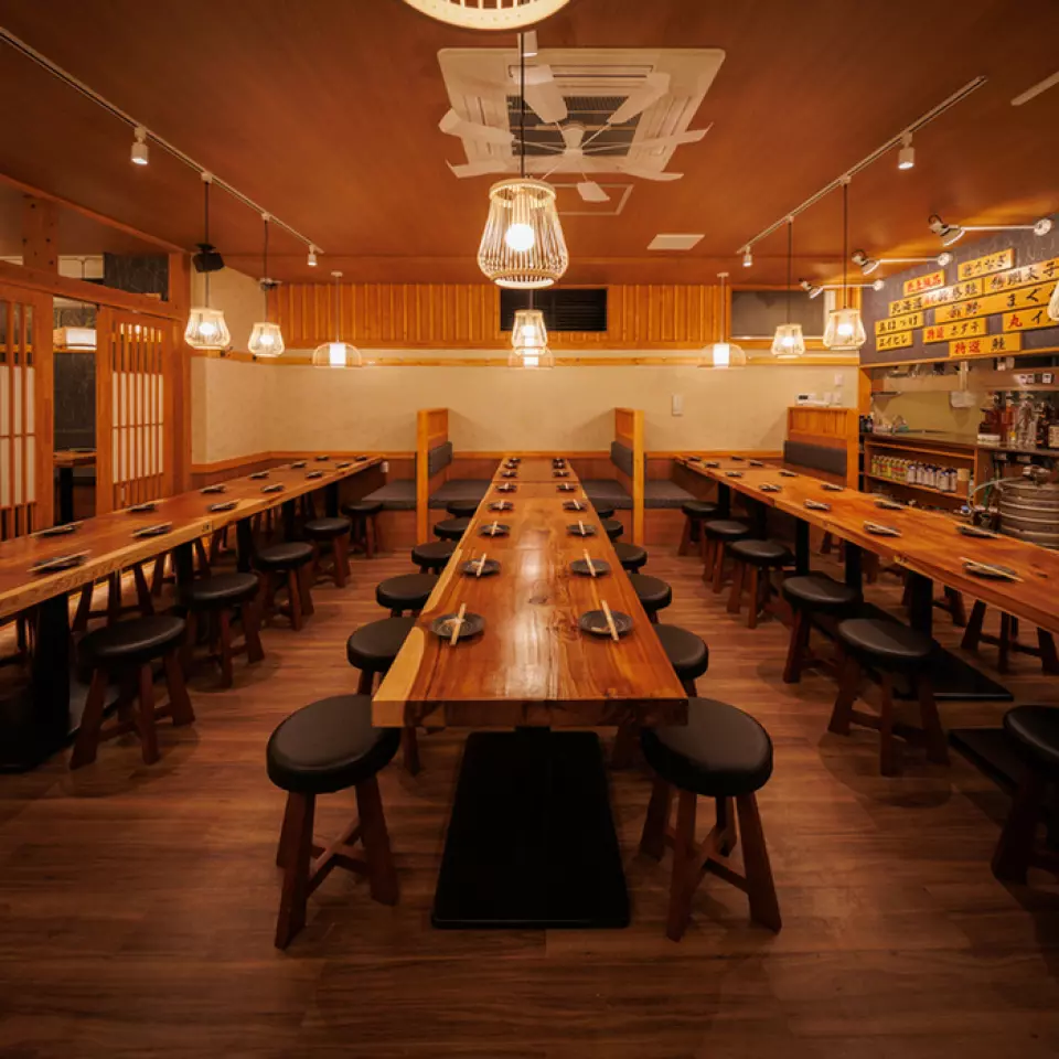 We can accommodate groups of up to 100 people. We also have a full floor available for reservations of 50 people or more. Leave your welcome and farewell parties and year-end parties to us! We offer flexible seating arrangements to accommodate any number of people. Our ample seating on the first and second floors can be customized to accommodate any number of people. We offer spacious seating that can accommodate up to 100 people.
