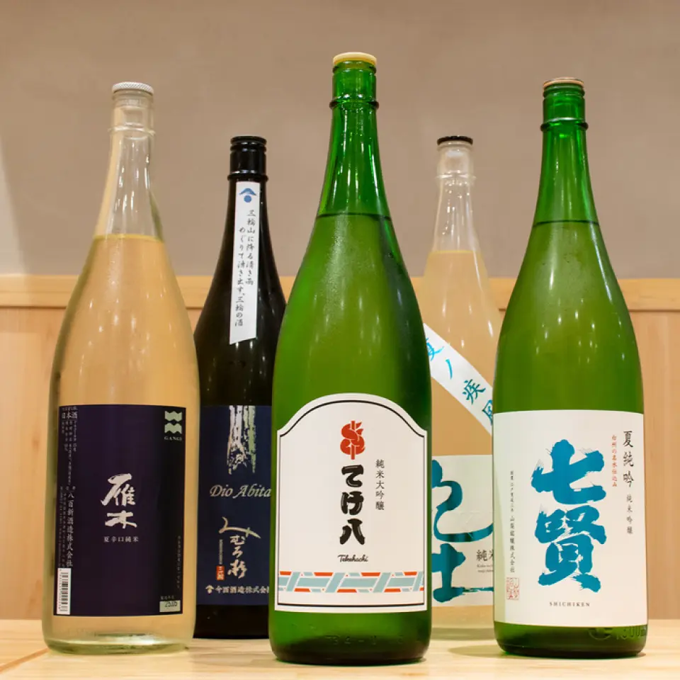 本店供应来自日本各地的特色清酒，仅限当日供应。口味会不时更换，敬请品尝。如有任何疑问或需要推荐，欢迎随时咨询我们的工作人员。