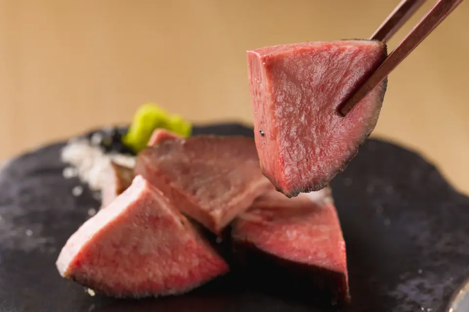 The "drinkable boiled tongue" is meltingly soft, with a gentle broth. The "thick-cut rare grilled tongue" is cooked at low temperature for 12 hours, boasting a soft and luxurious taste despite being thickly sliced. The "raw tongue yukke" stimulates the senses with the umami of fresh tongue, and is enhanced by mixing it with rich egg yolk. The "kamameshi" (rice cooked after an order is placed) is also recommended as a final dish!