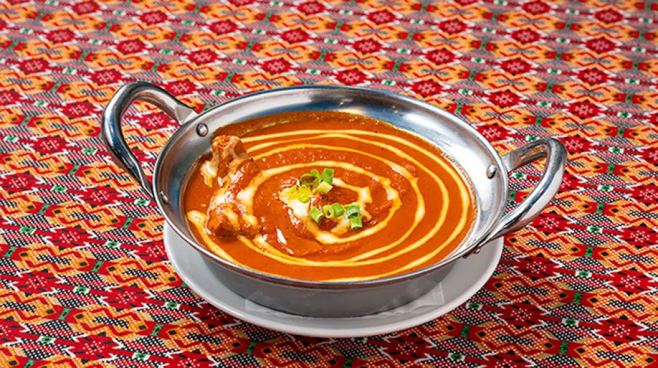 奶油雞咖哩是一道風味濃鬱的菜餚，雞肉用香料醃製，與濃鬱的奶油醬汁完美融合。辣度可依個人口味調整，因此深受不喜辣食人士的喜愛。這道菜也深受兒童和女性顧客的喜愛。此外，我們還提供超過15種其他咖哩，包括肉末咖哩和瑪薩拉咖哩。