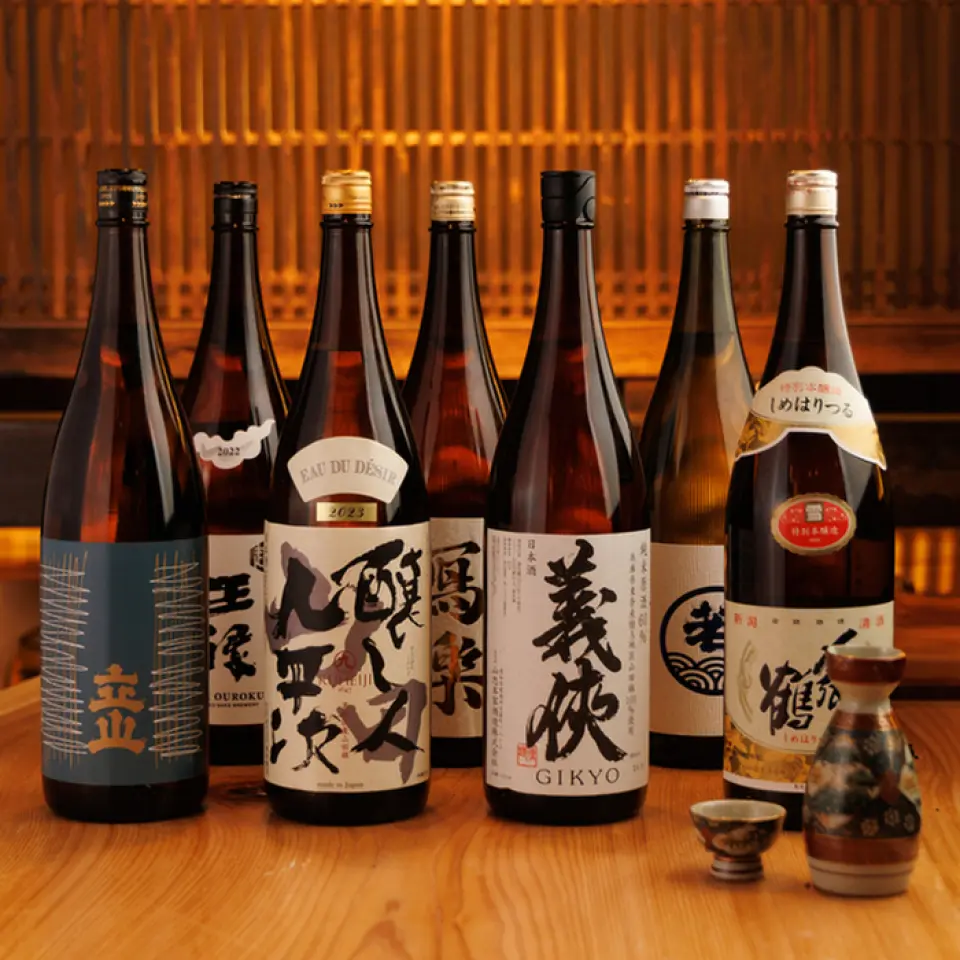 說到搭配爐端燒，清酒絕對不容錯過。我們店內常備約30種清酒，均由我們熱愛清酒的經理親自挑選。歡迎隨時諮詢我們的工作人員，我們會根據您的口味和所點菜餚為您推薦合適的清酒。