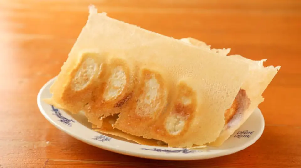 我們的招牌「狂熱煎餃」採用手工製作的餃子皮和餡料。接到訂單後，我們會精心拉伸餃子皮，逐一烘烤，直到煎出酥脆的口感。餡料調味恰到好處，本身就非常美味。