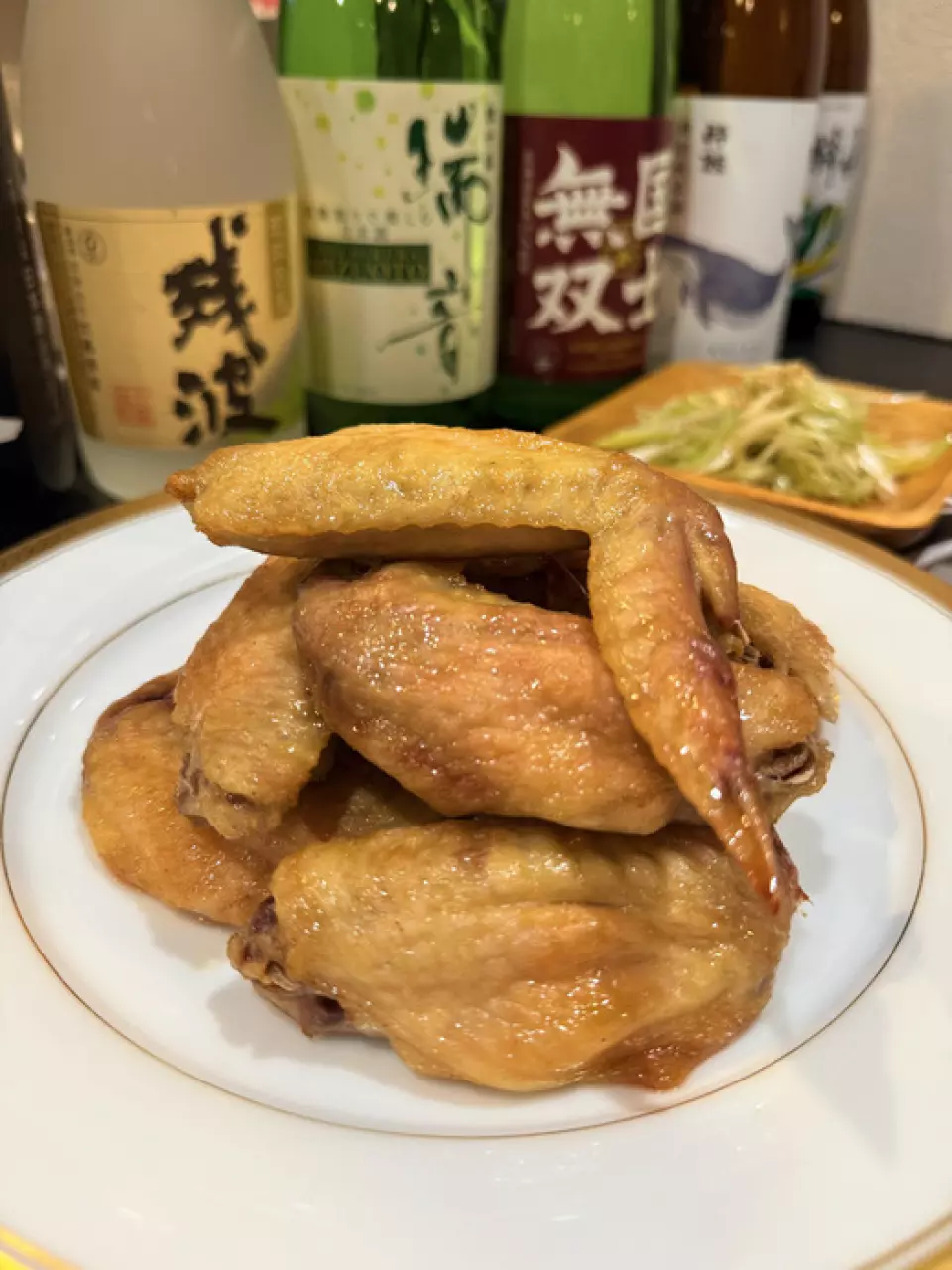 Mii的招牌菜「Mii-nna烤鸡翅」绝对是一道视觉盛宴，鸡翅会在您面前现场去骨或去骨。虽然也有炸鸡翅可选，但我们强烈建议您先尝尝烤鸡翅。鸡翅采用独特的调味料，咸香多汁，在烤箱中慢烤30分钟，期待您的光临！其他菜色还包括藜麦库斯库斯沙拉、炒马铃薯、令人欲罢不能的鸡肝酱，以及充满怀旧气息的爸爸意面。
