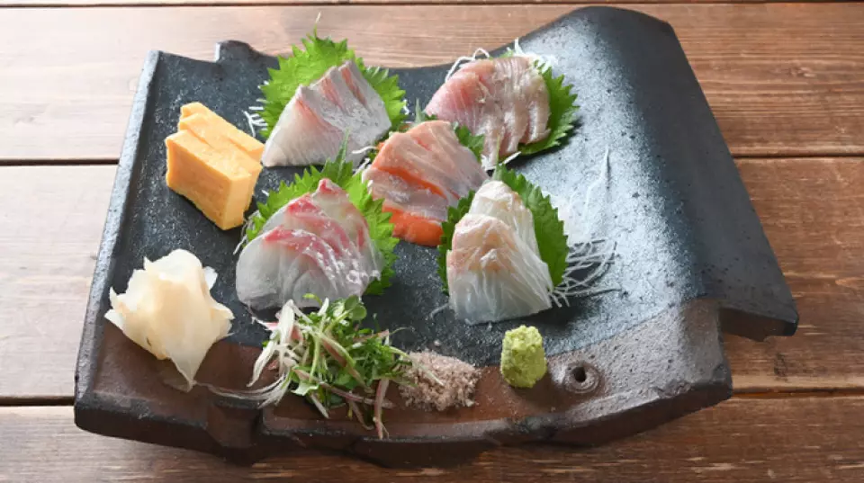 We would like to introduce our three most popular dishes. Our charcoal-grilled braised Niigata brand pork cubes are addictive, with a fragrant exterior and a melt-in-your-mouth texture inside. Our fresh fish from Sado is presented on Yasuda tiles from Yasuda Town, making the most of the freshness of the fish caught that morning. Our charcoal-grilled "Echigo chicken" boasts a rich flavor and just the right texture. All of our dishes are exquisite, both visually and taste-wise. Please give them a try when you visit.