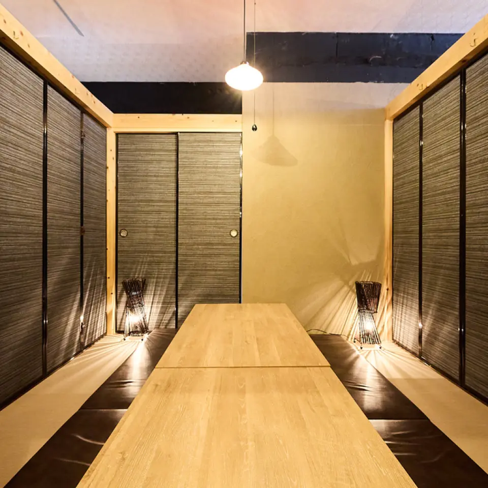 We offer both sunken kotatsu and table seating in fully private rooms, so we will guide you to the best space for your occasion and number of guests! The sunken kotatsu private room can accommodate up to 70 people and is recommended for large groups! Please contact the store for any inquiries regarding seating!