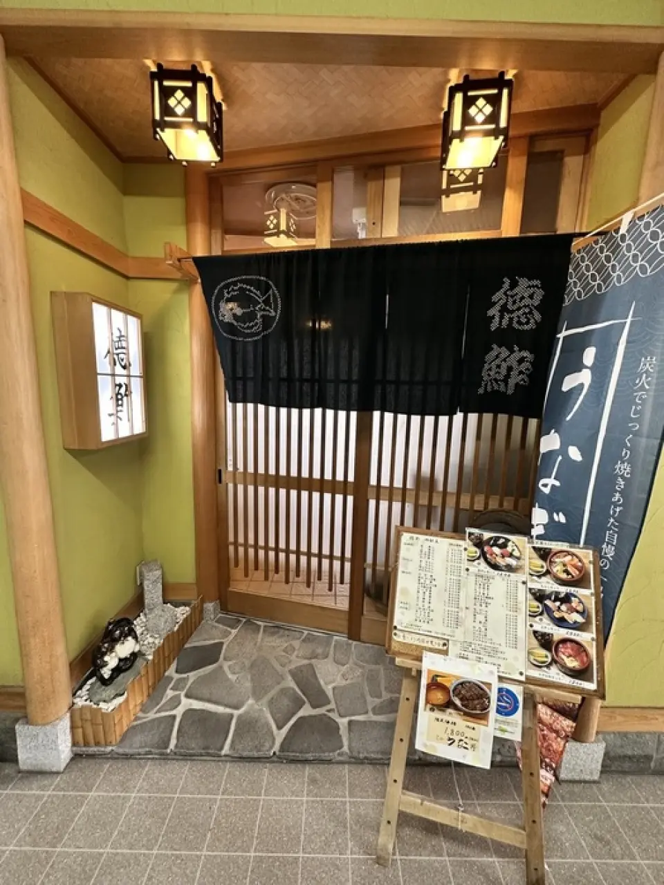A sushi and eel restaurant that you can drop in to anytime. Run by a family, it has a homey atmosphere and boasts a comfortable atmosphere where staff and customers can have lively conversations. They offer great value set menus, making it perfect for lunch. They also have an alcohol menu, so you can use it as a regular drinking spot.