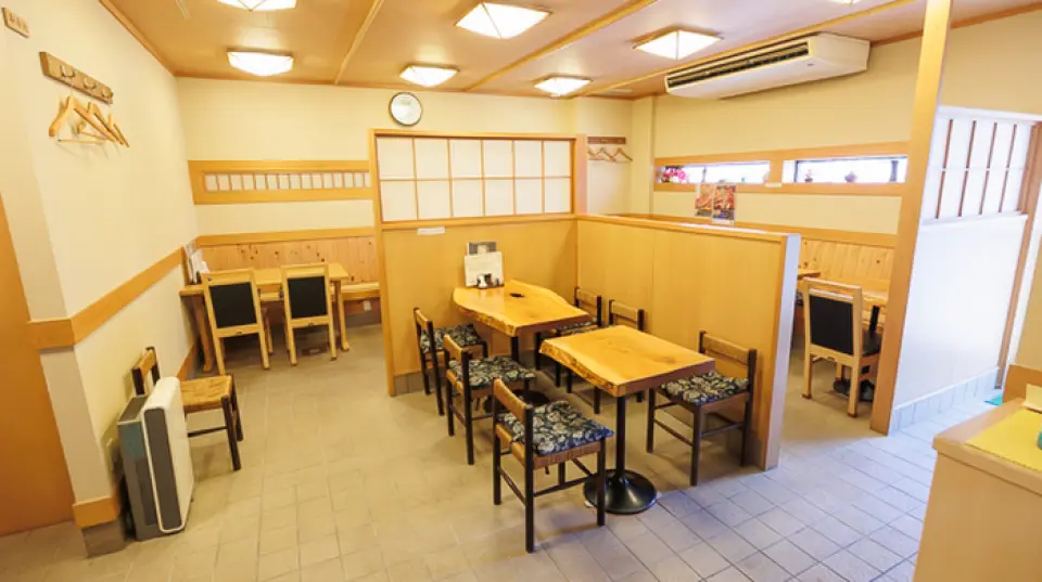 Located under the elevated railway, our restaurant has a warm atmosphere with a wood grain motif. We have counter seats that are perfect for solo diners, as well as table seats that are convenient for groups such as friends or families, making it a great place for everyday use or any other occasion!