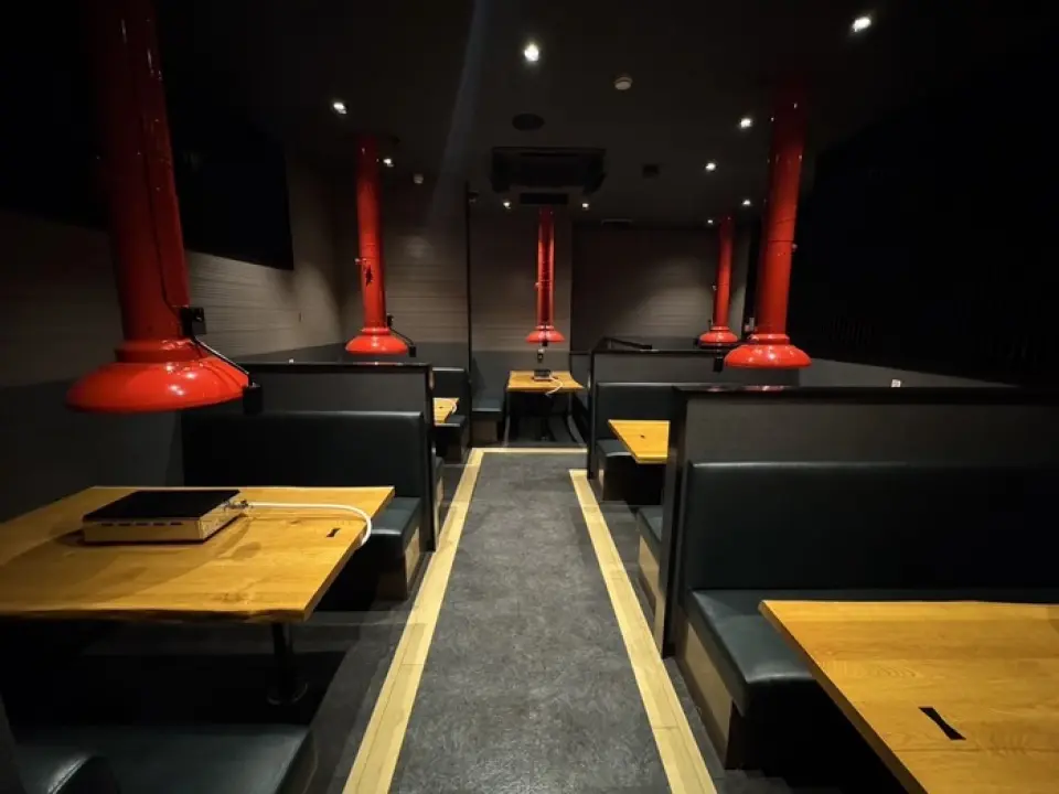餐厅距离森下站仅需步行3分钟，环境时尚轻松。黑色基调搭配红色管道装饰，营造出精致优雅的氛围。吧台设有双人座位，是情侣用餐的理想选择。半私密包厢最多可容纳4人，包厢式座位则为您提供私密的用餐空间。餐厅共有28个餐桌座位，让您在轻松舒适的环境中享受美食。