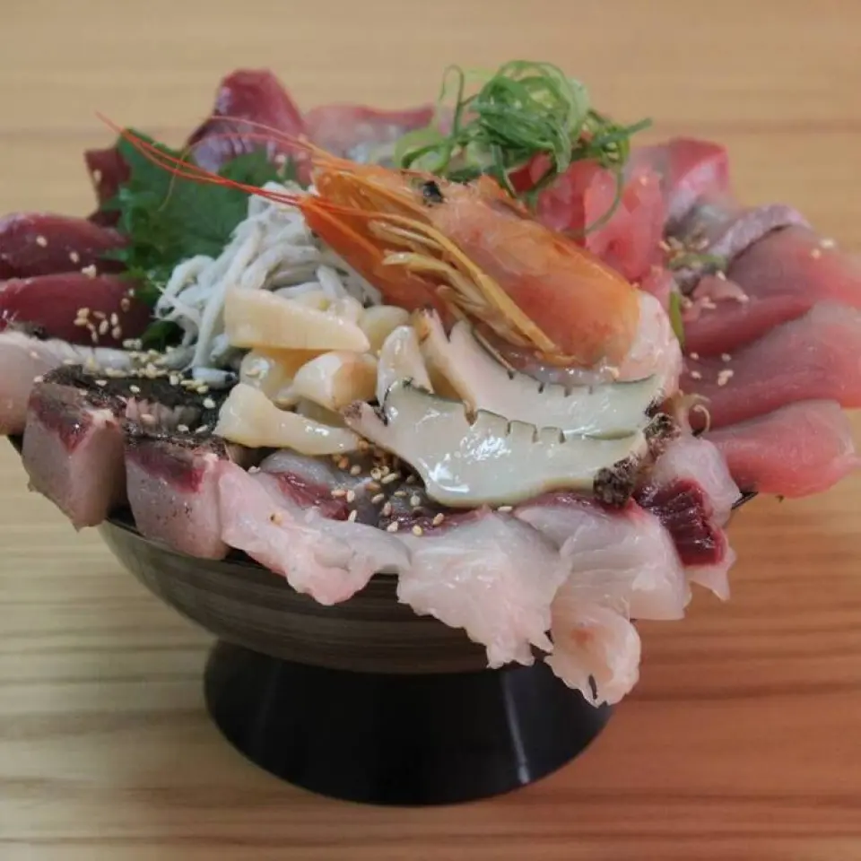 这道豪华海鲜饭售价2500日圆。