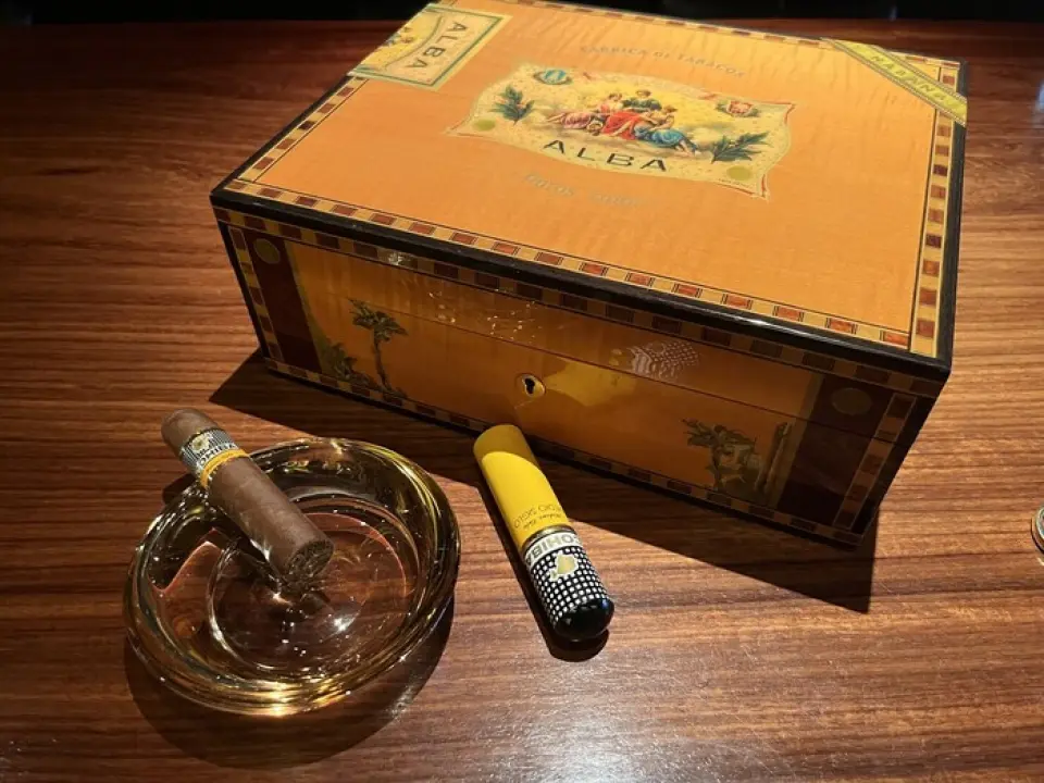本店由一位知識淵博、服務周到的古巴雪茄品鑑師經營，我們也出售雪茄。店內所有座位均允許吸煙，我們常備約40種雪茄，包括古巴和多明尼加雪茄。我們同時也是一位認證的龍舌蘭酒品鑑師，如果您在選擇雪茄方面需要任何建議，歡迎隨時諮詢我們。