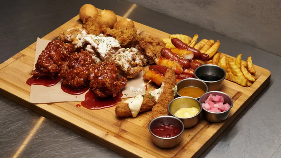 The "Mukbang Set" allows you to easily enjoy Korean cuisine, and is packed with a variety of dishes, including three types of chicken, crispy fried shrimp, sotteok, cheese balls, and potatoes, all on one plate! It's a fun dish to share with everyone. There are also sets that include kimbap, so you can choose the one you like best.