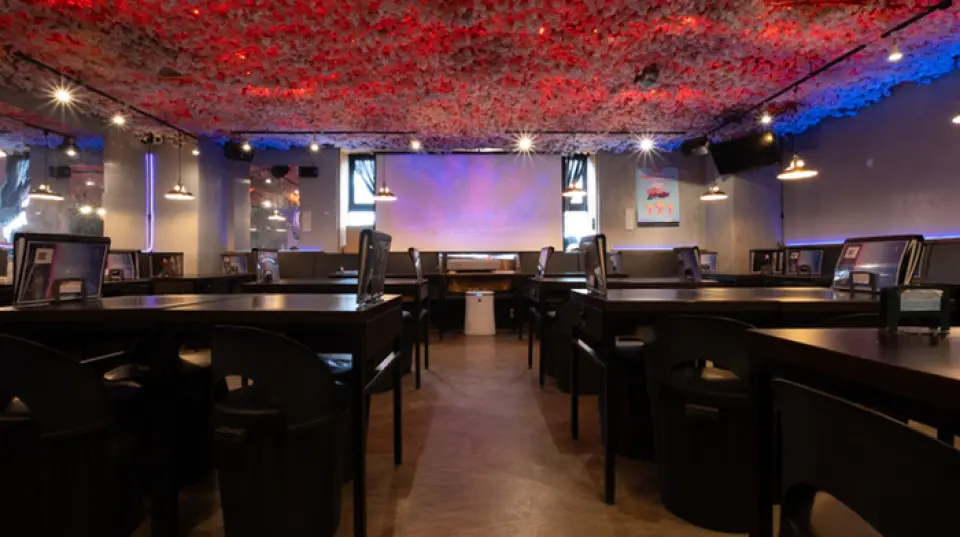 The bright and welcoming interior during the day quickly transforms into a romantic Korean-style izakaya at night. The large screen playing K-pop is also one of the attractions. Table seating is available for two to large groups, making it perfect for various occasions such as banquets, dates, and girls' nights.