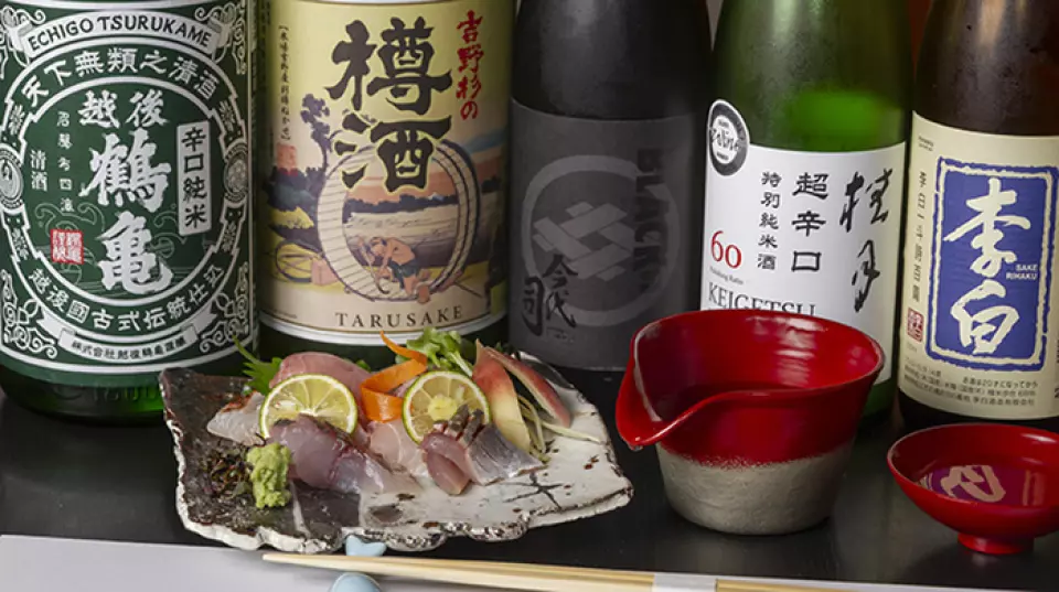 除了主菜单外，我们常备七款左右的精选清酒。我们会根据库存状况和顾客回馈更新酒单，精心挑选最适合佐餐的佳酿。此外，我们还提供普通啤酒、高球鸡尾酒、酸味鸡尾酒、烧酒以及一些稀有的海外烈酒。我们的酒水选择丰富多样，即使是最挑剔的饮酒者也能找到心仪之选。