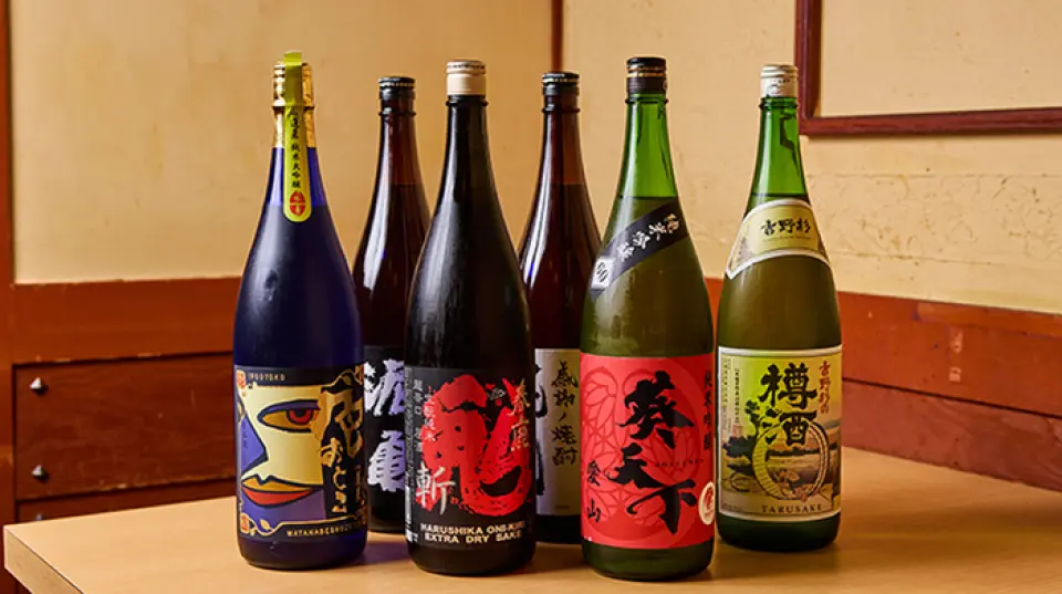 我们提供种类繁多的饮品，均由店主亲自从日本各地精心挑选！我们尤其注重清酒，拥有「葵天下」、「春鹿」和「饭团」等高品质品牌。此外，我们也提供各种休闲饮品，包括一般啤酒、酸味饮料和软性饮料。对于各种宴会，我们推荐现场加购饮品套餐或现场加购饮品单点套餐。