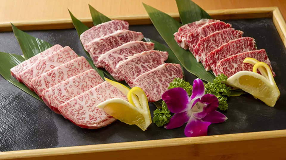 We offer several courses with all-you-can-drink options, perfect for parties and other special occasions. We recommend the "Hormone and Yakiniku Course" for 5,500 yen, which includes three carefully selected types of horumon and sagari (hanging sashimi). Our diverse course plans allow you to enjoy a variety of our signature dishes, and all are sure to satisfy.