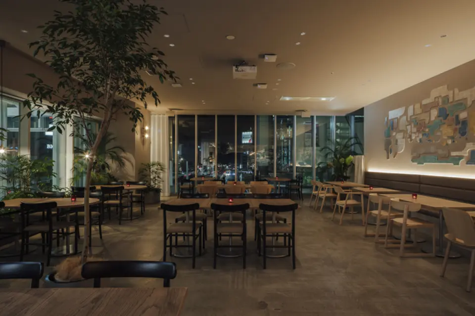 Our restaurant is conveniently located right next to Hiroshima Station, directly connected to the minamoa Gangi Terrace. It features an open dining space and a stylish open kitchen. From the windows, you can enjoy the beautiful scenery of Hiroshima and the changing skyline, and especially in the summer, you can even see the streetcars. Bright during the day and with a great atmosphere at night, it offers both counter and table seating. Groups are also welcome, and we can accommodate private reservations for groups of 40 or more.