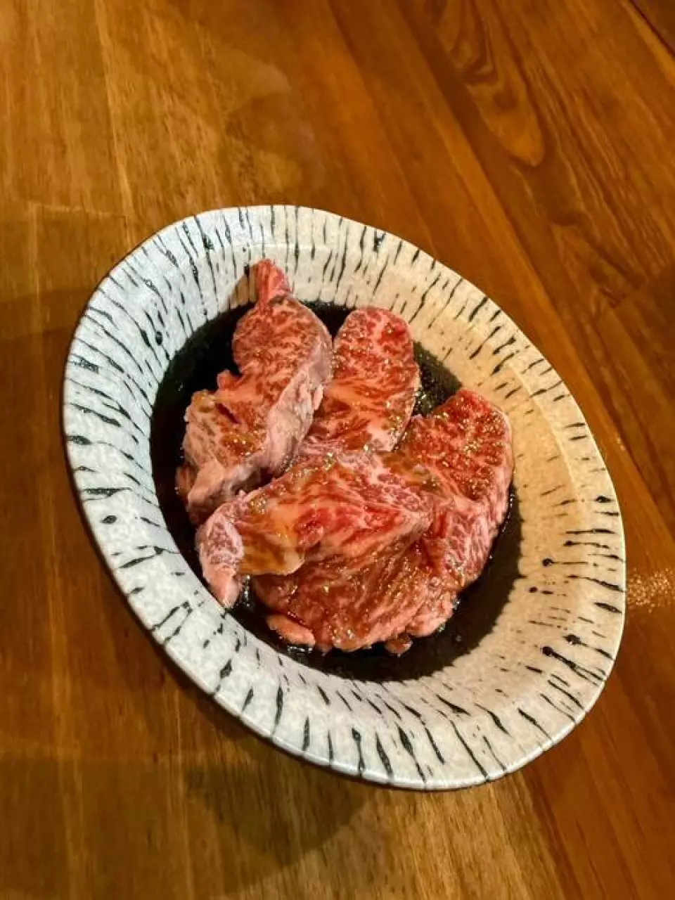 本店提供您当日最新鲜的肉类！享受最新鲜的国产A5级和牛。我们的酱汁也是自家秘制，味道绝对会让您爱不释手。