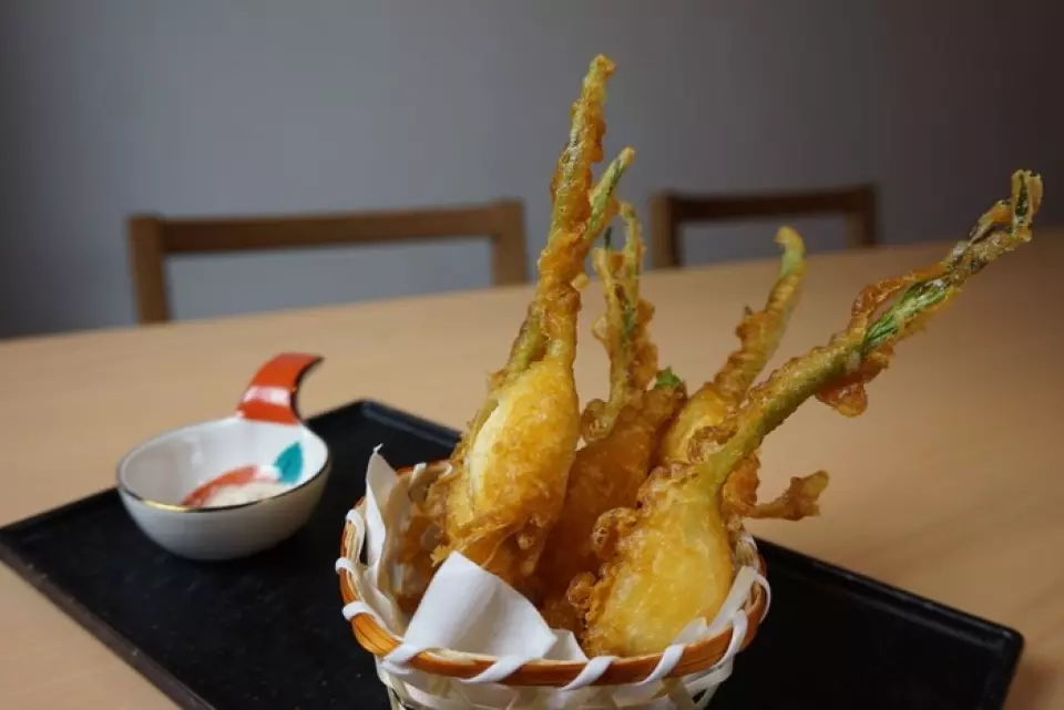 我們引以為傲的產品是我們自家水耕的健康蒜苗！它營養豐富，一棵蒜苗的營養價值相當於一瓣普通大蒜。另一個優點是它不會留下難聞的氣味，食用後大約三個小時氣味就會消失。一定要嚐嚐！