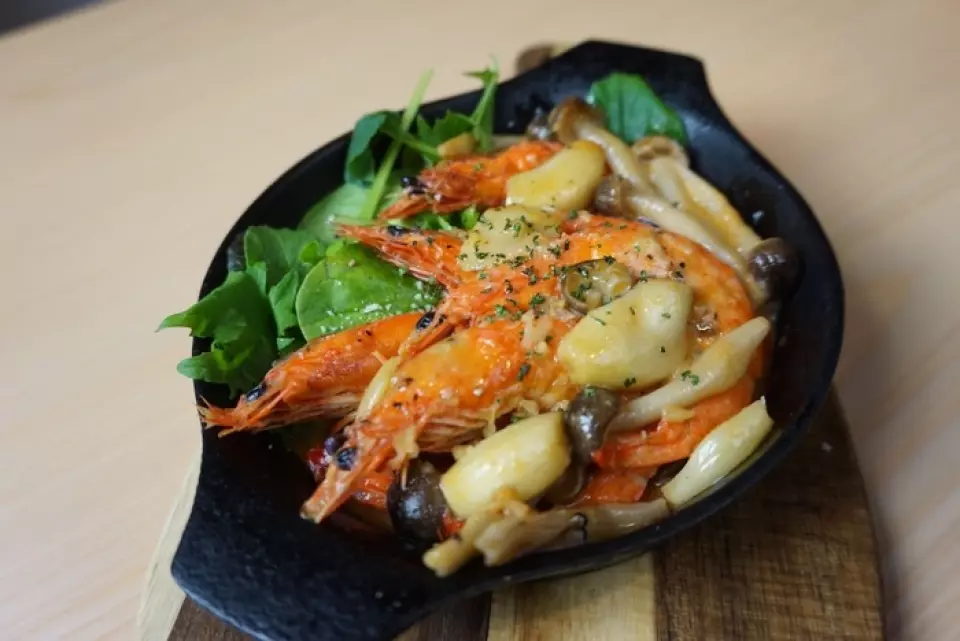 售價6500日圓的「蒜香實驗室福岡鐵板燒套餐」包含了我們招牌菜的全部內容，從三道開胃菜拼盤到甜點，應有盡有！您總共可以品嚐到八道以大蒜為原料的菜餚。其中，蒜香米飯是只有搭配此套餐才能享用的美味佳餚。