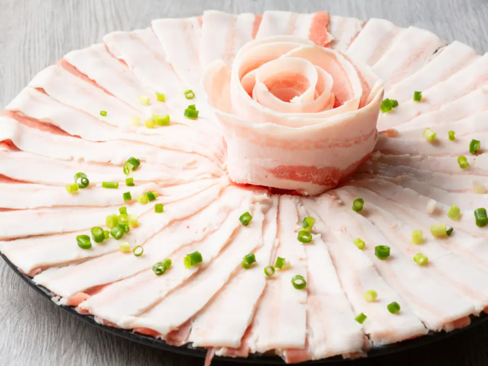 "หมูอากู" คัดสรรมาอย่างพิถีพิถันโดยเจ้าของร้านผู้คลุกคลีอยู่ในอุตสาหกรรมอาหารและเครื่องดื่มมาอย่างยาวนาน ไม่เพียงแต่ไม่เลี่ยนเท่านั้น แต่เนื้อลายหินอ่อนยังมีไขมันที่หวานและกลมกล่อม ทำให้มีปริมาณไขมันที่พอเหมาะพอดีสำหรับชาบูชาบู ไขมันมีจุดหลอมเหลวต่ำกว่าหมูทั่วไป จึงละลายในปากทันทีที่เข้าปาก จึงเป็นความอร่อยที่ยากจะต้านทาน! ขณะดื่มด่ำกับทัศนียภาพอันงดงามของโอกินาว่า อย่าลืมลอง "หมูอากู" ที่ "Ocean BOO!"
