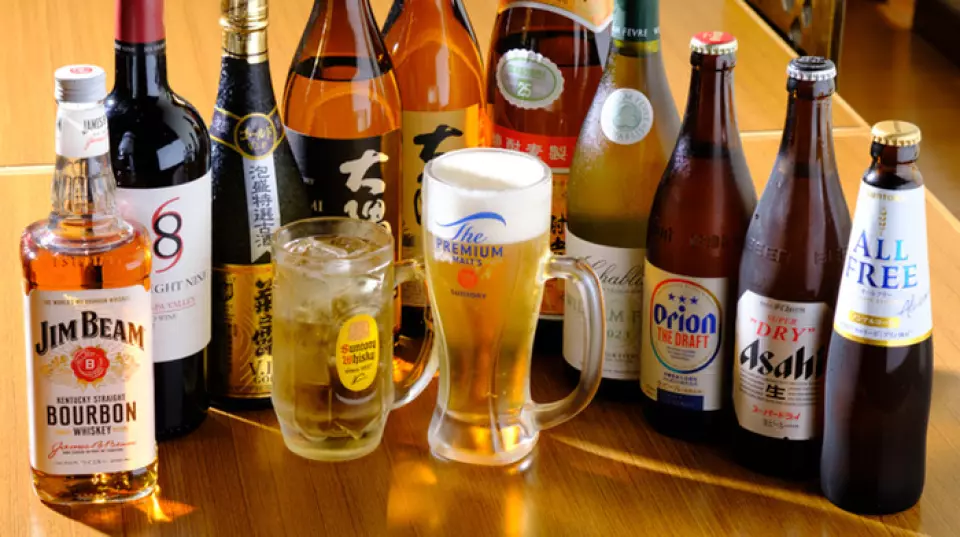 您可以品嚐到各種飲品，包括Orion啤酒、三種經典泡盛以及五種酸味雞尾酒。我們特別推薦Shikuwasa酸味雞尾酒，它比檸檬酸味雞尾酒更清爽。