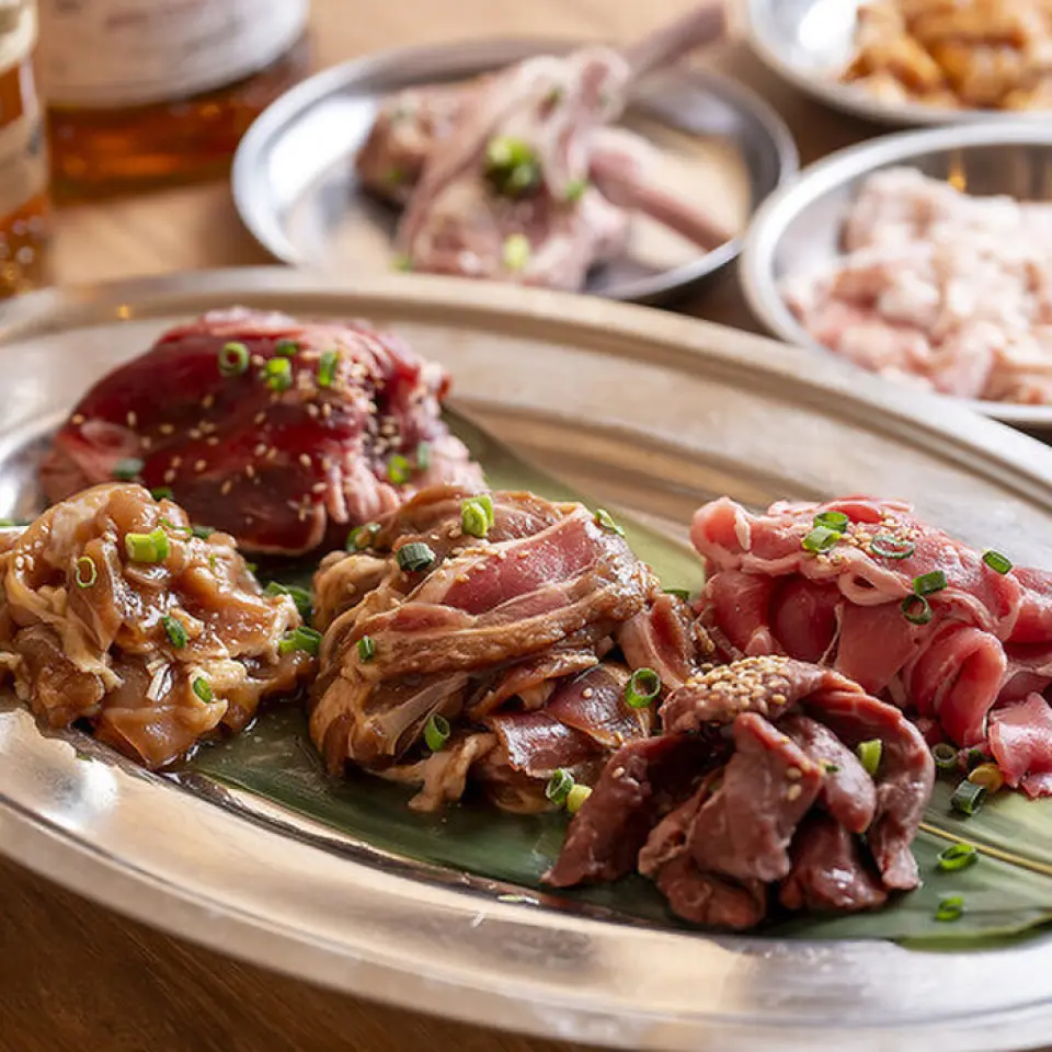 Chúng tôi sử dụng thịt cừu tươi và thịt nai Ezo, kết hợp hoàn hảo với nước sốt đặc biệt của chúng tôi. Đặc sản Jingisukan của Hokkaido có thể được thưởng thức cùng nhiều loại thịt khác nhau, bao gồm thịt cừu, thịt nai và thịt gà! Mỡ từ thịt thấm đẫm rau củ, tạo nên hương vị thơm ngon, mọng nước. Chúng tôi cũng gợi ý bạn nên dùng mì udon vào cuối bữa ăn. "Set Hamajin" tiêu chuẩn của chúng tôi cũng bao gồm hai loại Jingisukan, bao gồm "cừu sống" và "cừu sống", tất cả đều với mức giá phải chăng. Ngoài ra, thực đơn còn bao gồm cả phần thịt thăn cừu tái!