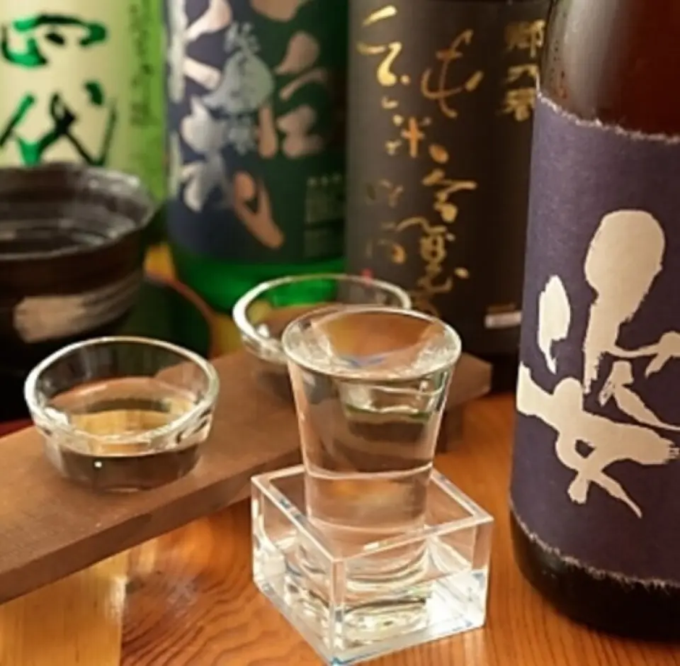 Danh mục rượu sake của chúng tôi, chủ yếu tập trung vào rượu sake địa phương Fukushima và được lấy nguồn từ khắp cả nước, thay đổi theo mùa, cho phép bạn thưởng thức những hương vị khác nhau vào những thời điểm khác nhau. Chúng tôi cũng có tuyển chọn các loại shochu quý hiếm, vì vậy hãy thưởng thức chúng cùng bữa ăn của bạn. Chúng tôi cũng cung cấp gói đồ uống không giới hạn cao cấp bao gồm shochu, sake và bia tươi, vì vậy nếu bạn muốn thưởng thức đồ uống theo ý thích, đây chính là nơi dành cho bạn!