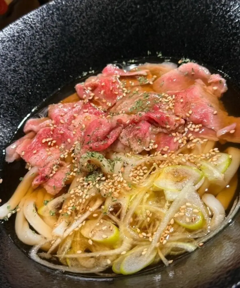 Chúng tôi cung cấp hơn 20 loại mì udon thủ công làm từ lúa mì nội địa! Ngoài Kake, Bukkake và Tempura Udon, bạn còn có thể thưởng thức Udon Kem và Udon Bò Wagyu Shabu. Dù bạn đến chỉ để thưởng thức udon hay để kết thúc một đêm nhậu nhẹt, bạn hoàn toàn có thể đến và thưởng thức món udon đặc sắc của chúng tôi trong nhiều bối cảnh khác nhau.