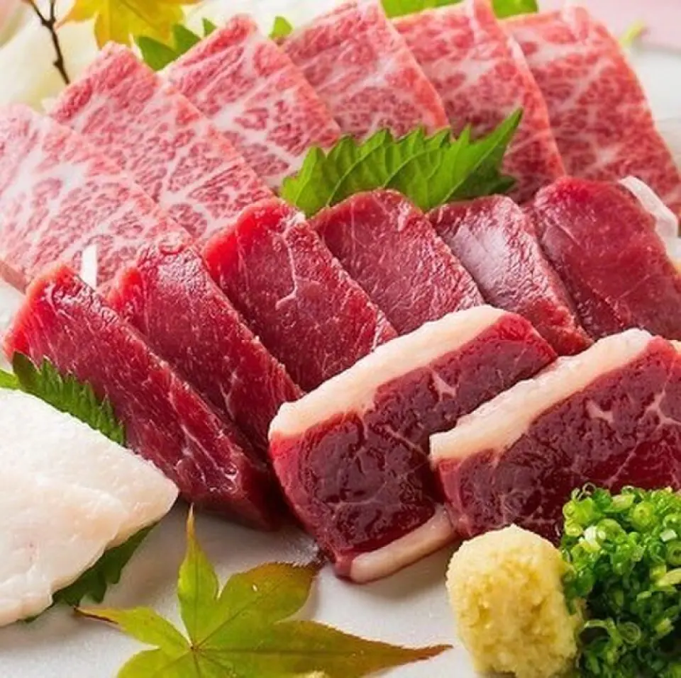 Chúng tôi phục vụ nhiều loại sashimi ngựa, đặc sản của tỉnh Fukushima, cùng các món ăn khác như dengaku, mực và cà rốt! Chúng tôi cũng có yakitori, hải sản, đồ ăn nhẹ và tempura. Chúng tôi cũng cung cấp các suất tiệc từ 3.500 yên, bao gồm đồ uống thỏa thích và món mì udon đặc trưng của chúng tôi làm món cuối cùng.