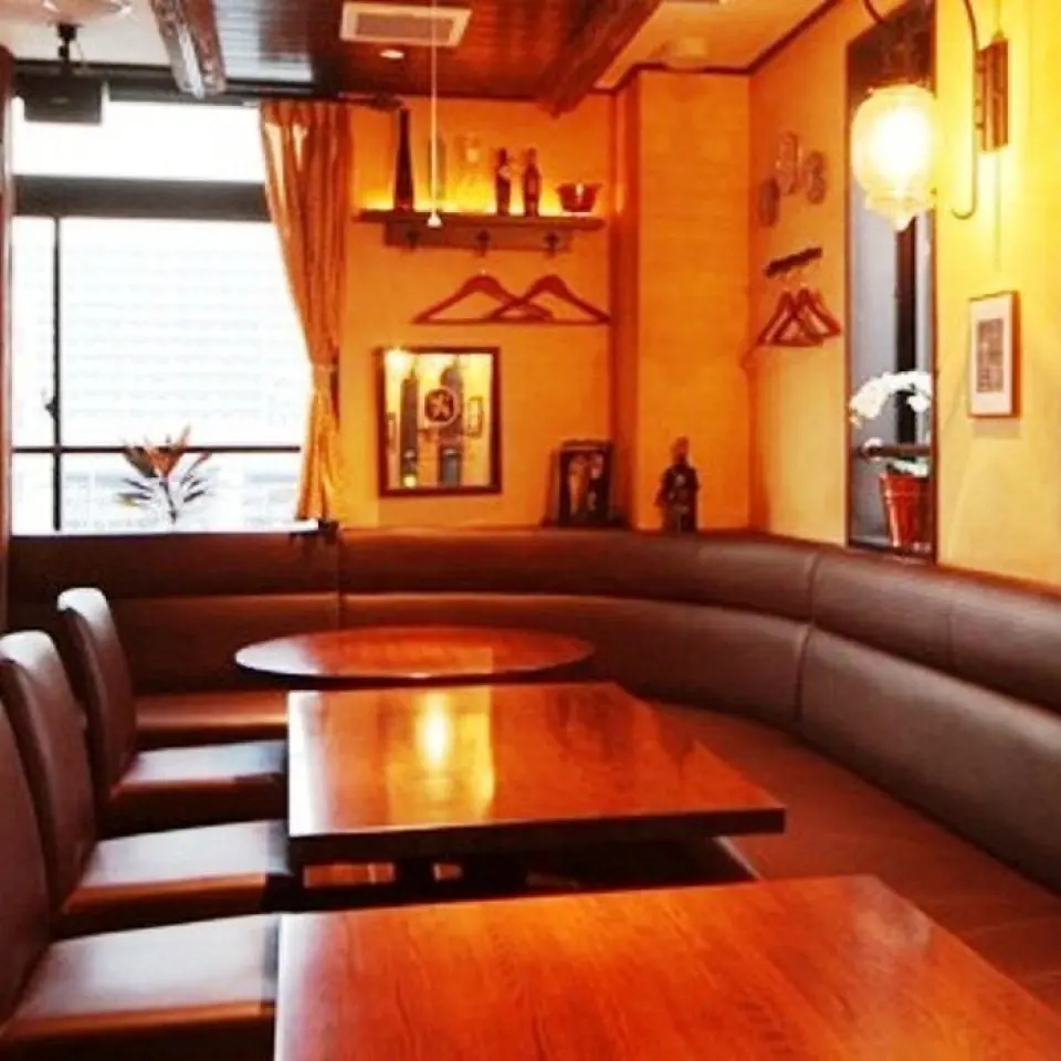 This adult family restaurant is hidden on the 4th floor of a building. It feels like a hidden gem, and it's sure to excite you. The warmly lit interior creates a calming atmosphere, making it a relaxing space. The semi-private rooms can accommodate 2-20 people. There is no time limit, so you can enjoy banquets, drinking parties, and more to your heart's content. We also accept reservations for parties of 45 or more people.