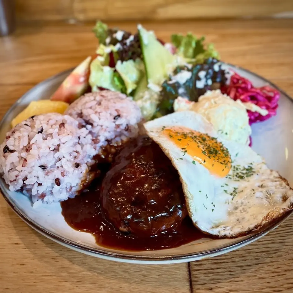 We recommend the "One Plate Dish" where you can choose your favorite main dish, such as homemade hamburger loco moco, tuna and avocado poke rice, or gapao rice. In addition to the main dish, it also comes with a green salad, two types of deli, fruit, and soup, making it a very filling dish.