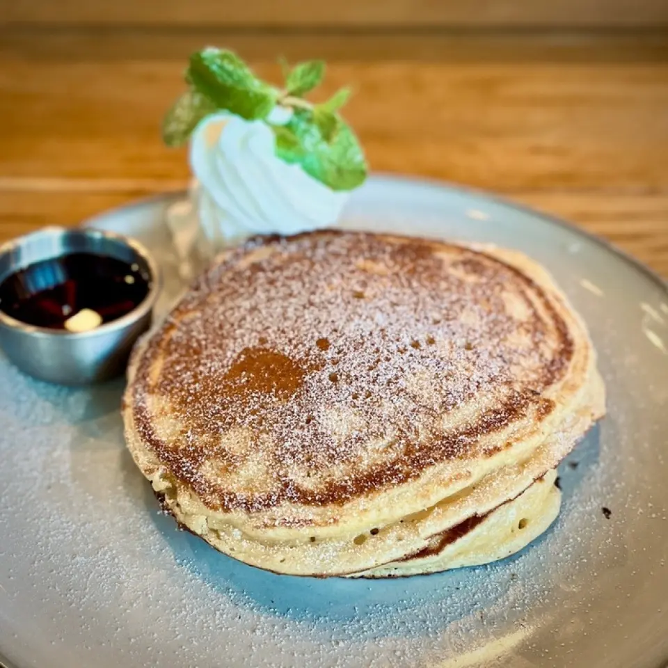 Please enjoy our special "Buttermilk Pancakes" made with whole wheat flour. We also offer a variety of other sweet treats, including pancakes made with fresh fruit for a refreshing taste, acai bowls that are popular with women, and cheesecake. These are the perfect after-meal desserts.