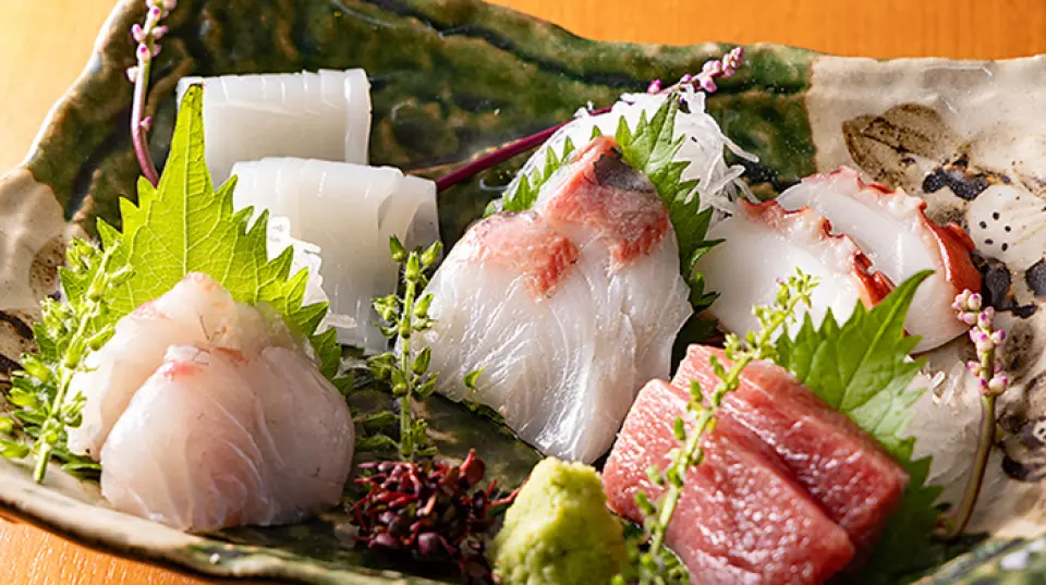 Our restaurant serves sashimi made with fresh seasonal fish sourced from Toyosu. We especially recommend the 5-piece chef's choice platter. This is our most popular menu item, featuring a selection of fish that changes daily, including the classic tuna. We recommend starting with the outstandingly fresh seasonal fish sashimi.
