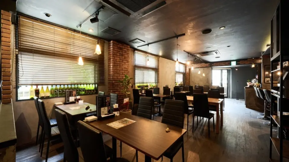 我們的餐廳地理位置優越，距離千現台站僅需步行4分鐘。餐廳內部燈光柔和，裝潢奢華，由店主親自打造，營造出輕鬆愜意的氛圍。無論是約會、朋友聚會還是家庭聚餐，這裡都是您的理想選擇。