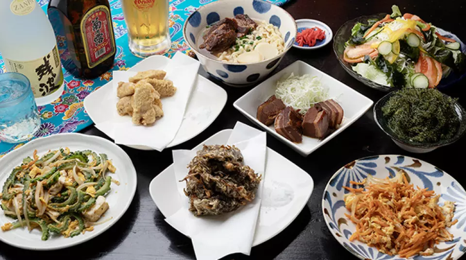 我们推荐“冲绳料理套餐”，包含现场加购饮品，包括Orion啤酒！您可以尽情享用3小时，时间充裕，是团体宴请的理想之选。此外，我们还提供“阿古猪肉配葱花涮涮锅套餐”，让您品尝我们的招牌菜——阿古猪肉涮涮锅。其优点在于价格比正宗冲绳料理更实惠。