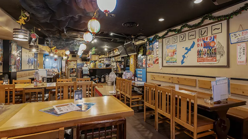 这家酒屋氛围温馨，让人仿佛置身冲绳，就连冲绳本地的常客都赞不绝口，说「感觉就像回到了家乡」。这里提供桌椅，用途广泛，无论是单人用餐或大型宴会都能满足需求！强烈推荐给那些想去冲绳却无法成行的人，因为它能让你体验到身临其境的冲绳风情。 ◎ 正如冲绳语中的「Yuimaru」（意为「环绕」）一样，这家餐厅也是常客拓展朋友圈的好去处。