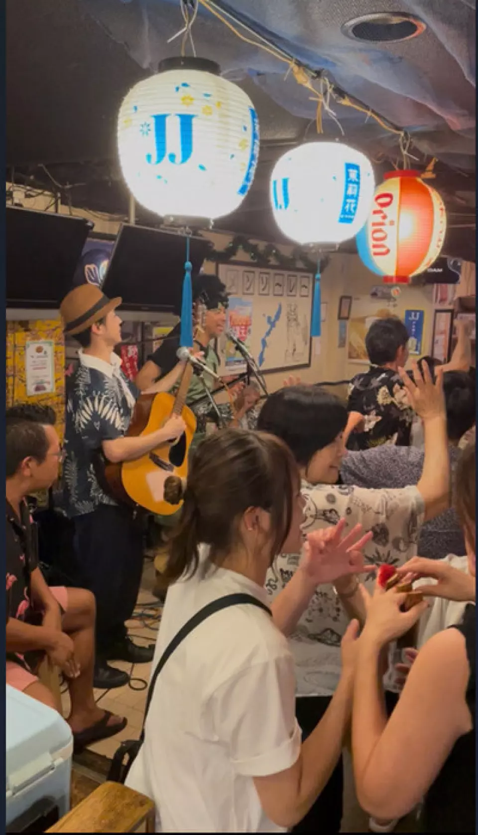 每周六我们都会举办「三神岛田现场秀」！活动时间可能不固定，详情请关注我们的Instagram帐号。届时，顾客可以与全店师生一起，感受道地的冲绳风情。