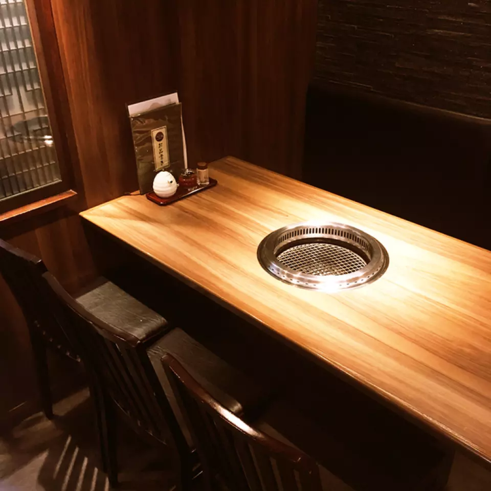 餐廳地理位置優越，距離神田站僅需步行一分鐘。餐廳內部裝潢以舒適的木質色調為主，燈光柔和，營造出令人懷舊的昭和時代氛圍。我們提供吧台座位，是約會或下班後小聚的理想選擇；同時我們也提供長椅座位，方便團體和家庭用餐。此外，我們也接受25至35人的私人包場預訂，歡迎隨時與我們聯繫。我們也接受35人以上團體的預約諮詢。