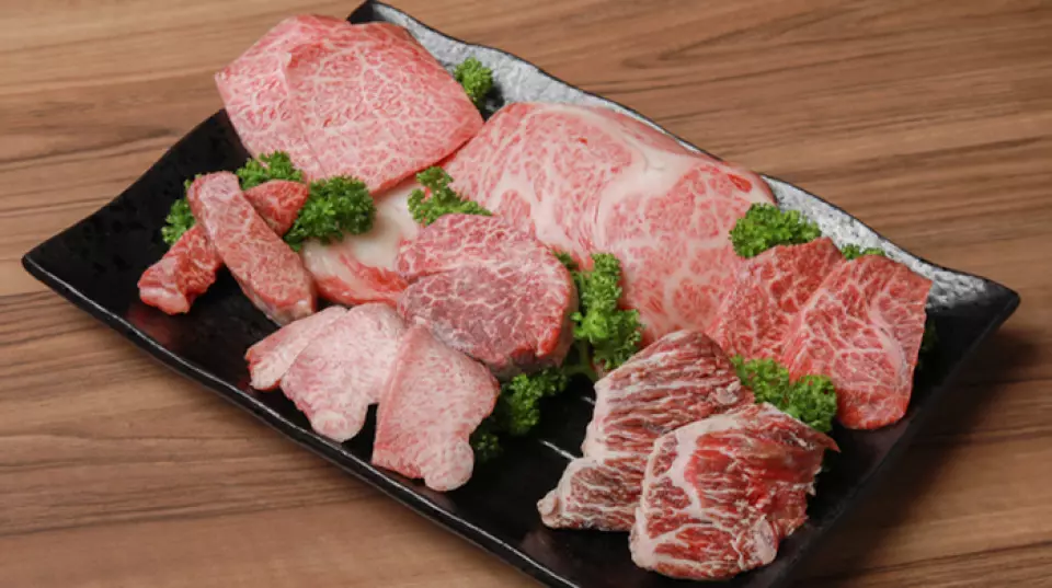 我們提供多種和牛，主打日立牛肉，精選產地和新鮮度，並透過我們自己的採購管道精心挑選。我們的招牌菜「司盛」（Tsukasa Mori）是一道奢華的佳餚，選用頂級黑舌鹽和黑牛裙邊牛排等稀有部位。當然，我們也推薦物超所值的「神田盛」（Kanda Mori）！它與我們自製的醬汁完美搭配，更能襯托出牛肉的鮮美滋味。