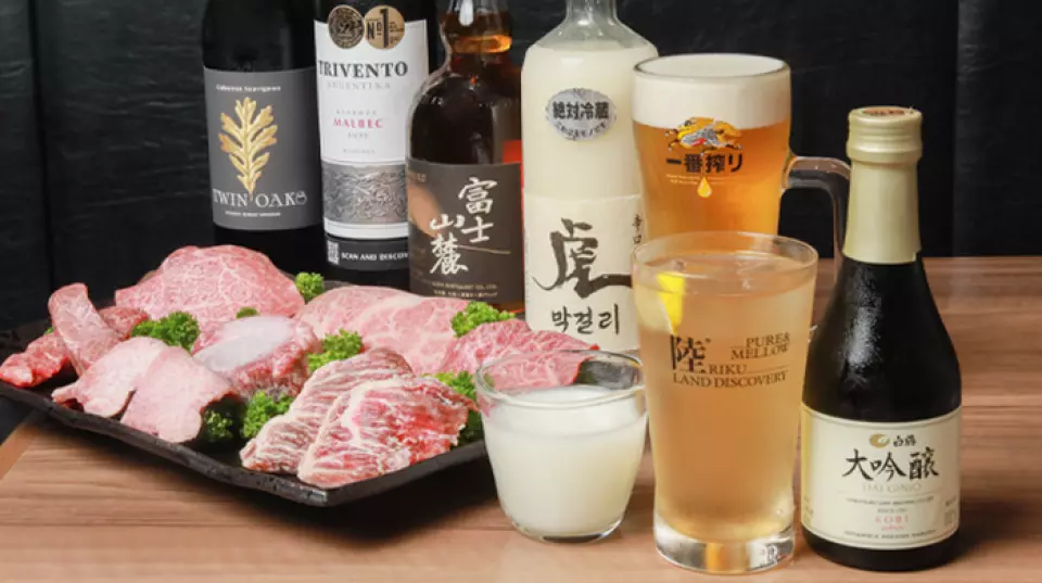 本店是麒麟「一番壓榨特級生啤酒認證店」。我們秉承五個原則，嚴格把控啤酒的斟倒和新鮮度，為您提供最優質的啤酒。我們的高球雞尾酒選用“威爾金森碳酸啤酒”，與烤肉堪稱絕配。此外，我們也供應「虎牌馬格利」生啤，這款啤酒口感清爽乾冽，深受男女老少喜愛。來品嚐我們精緻的烤肉，搭配您最喜歡的啤酒吧！