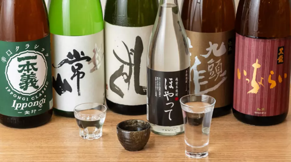 本店供應多種產自福井的當地清酒，這些清酒都得益於福井獨特的氣候。我們約有30種清酒可供選擇，其中包括「黑龍雫」等稀有品牌。此外，我們也提供搭配時令食材的季節限定清酒。歡迎您在我們輕鬆愜意的氛圍中，品味清酒的醇厚滋味。