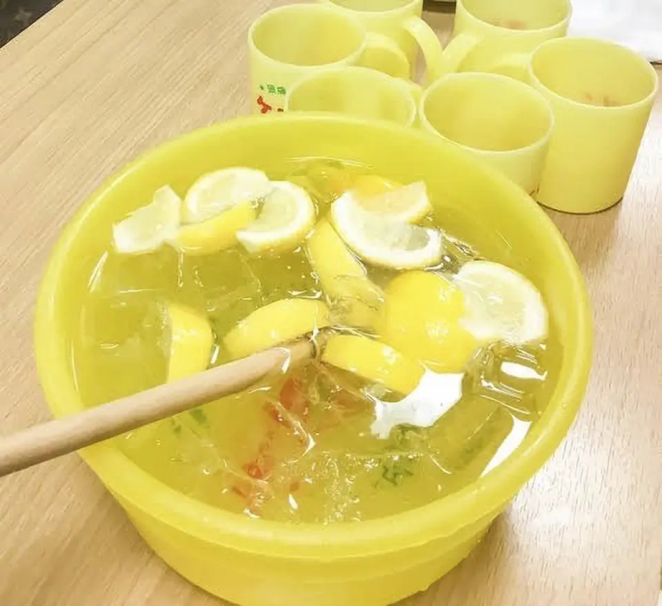 在露天平台上，冰镇生啤酒和复古可爱的克罗林酸啤酒非常受欢迎！餐点包括炭烤料理和海鲜小吃，与酒水堪称绝配。这间特别的夏日露台不仅是与朋友小酌的理想场所，也是情侣约会和闺蜜聚会的绝佳去处。