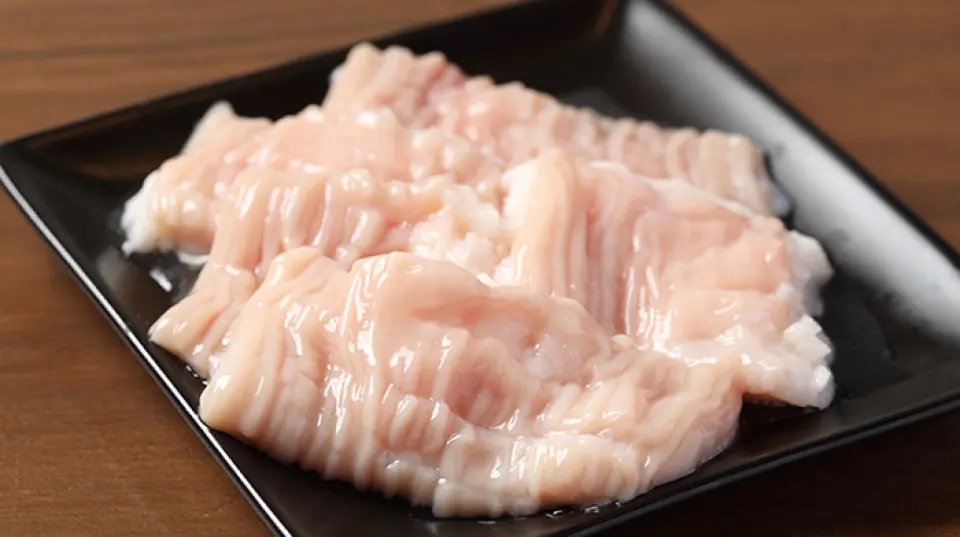 本店專營品質優良的新鮮內臟和肉類菜餚。我們經驗豐富的員工多年來一直從事內臟料理，每天精心挑選食材，並以一絲不苟的態度進行烹飪，甚至連刀具都親自處理。我們提供牛舌、牛肝、牛心，以及只有內臟餐廳才能烹調的精緻咖哩。我們也推薦豐盛的晚餐套餐，其中包含一系列精心挑選的菜餚。我們相信，即使是不喜歡內臟的客人，也會被我們美味的菜餚所吸引。